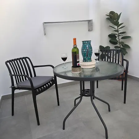 Modern With Sunny Terrace - Steps From The *