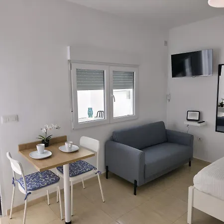 Modern With Sunny Terrace - Steps From The Apartament *